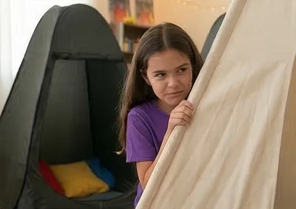 Crewmate nascosto dietro le tende