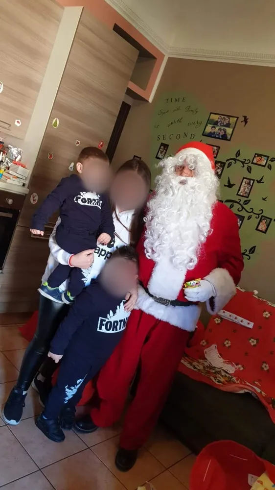 Babbo Natale in casa con la mamma e due fratellini