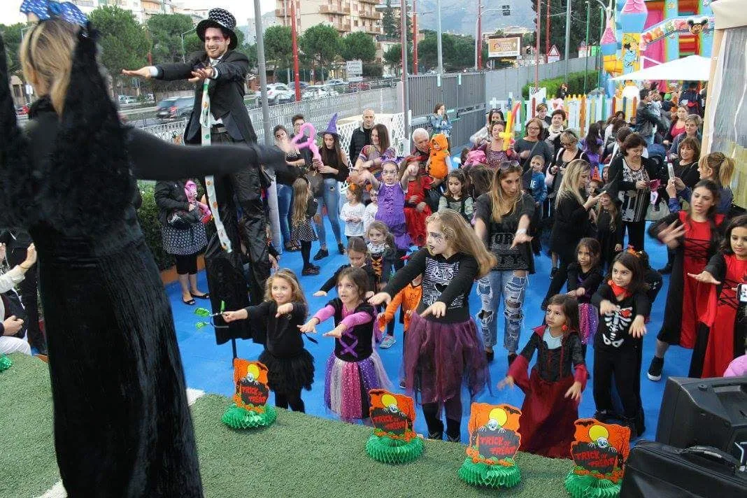 Bambini in costume di Carnevale pronti per la festa