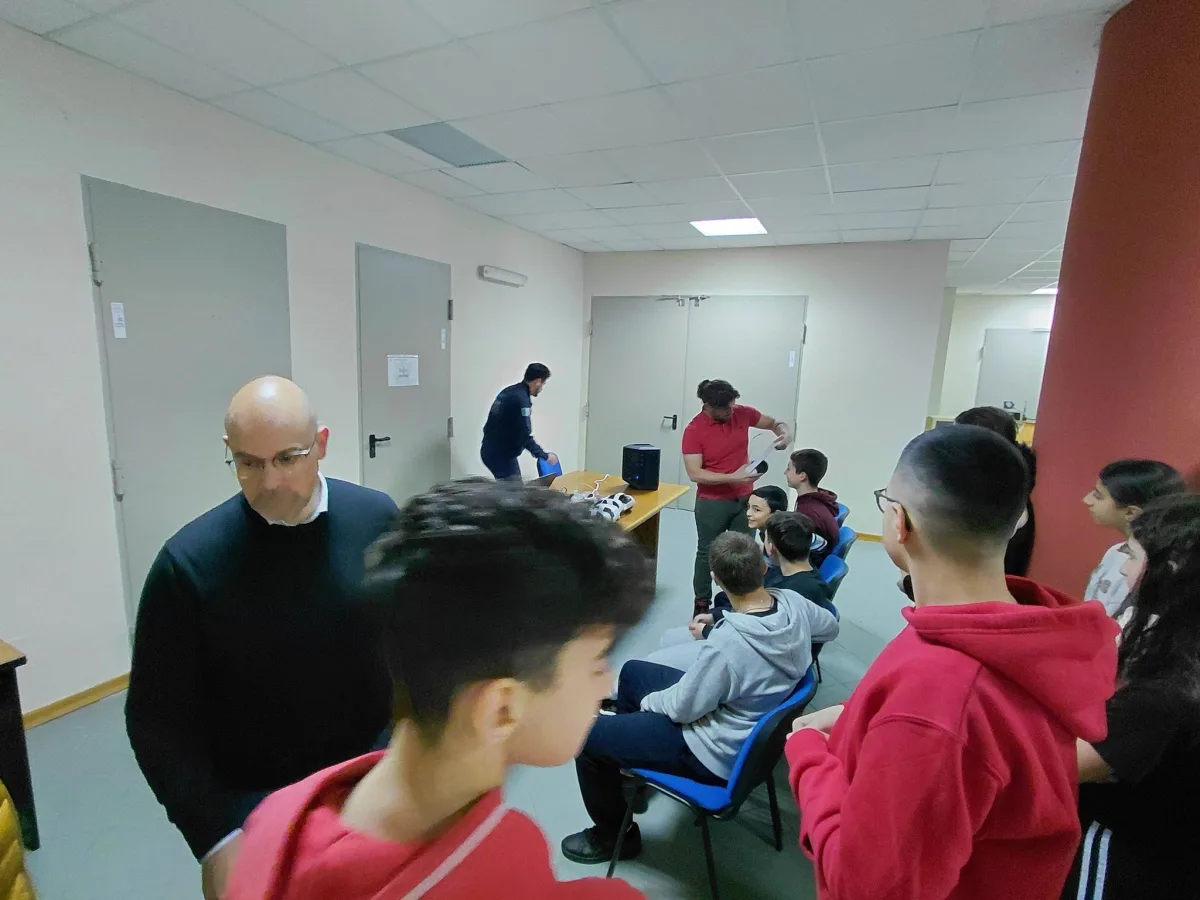 L'aula della scuola secondaria di Ciminna durante il laboratorio VR con il Mago Max