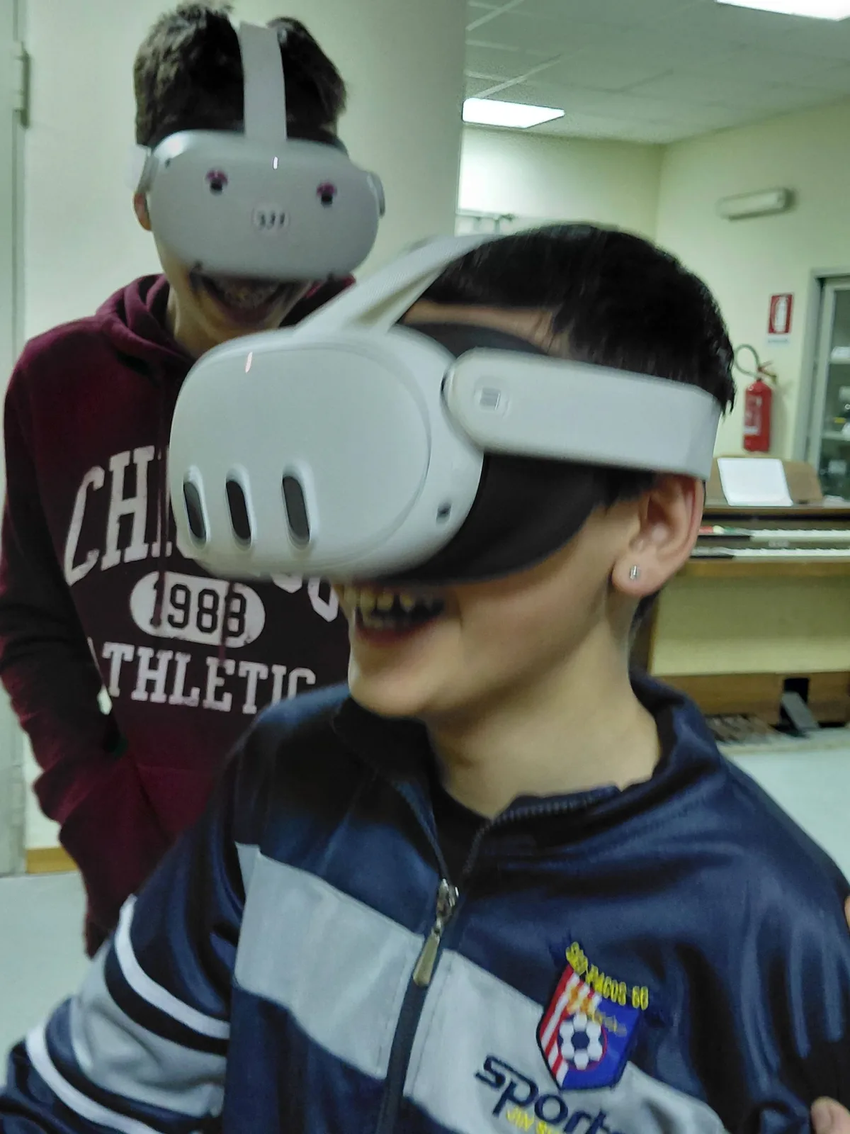 Primo piano di uno studente immerso nel percorso VR sul sangue