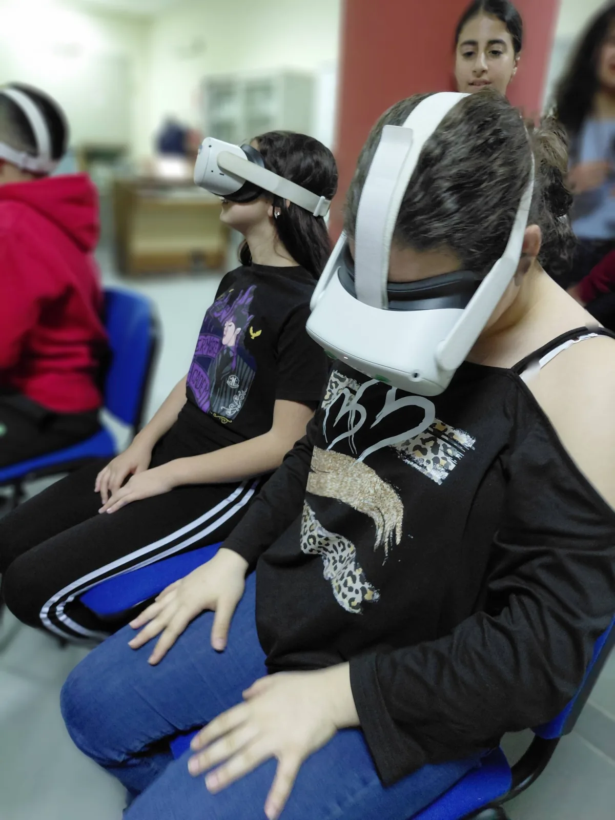 Ragazze della scuola di Ciminna provano il visore VR Meta Quest 2