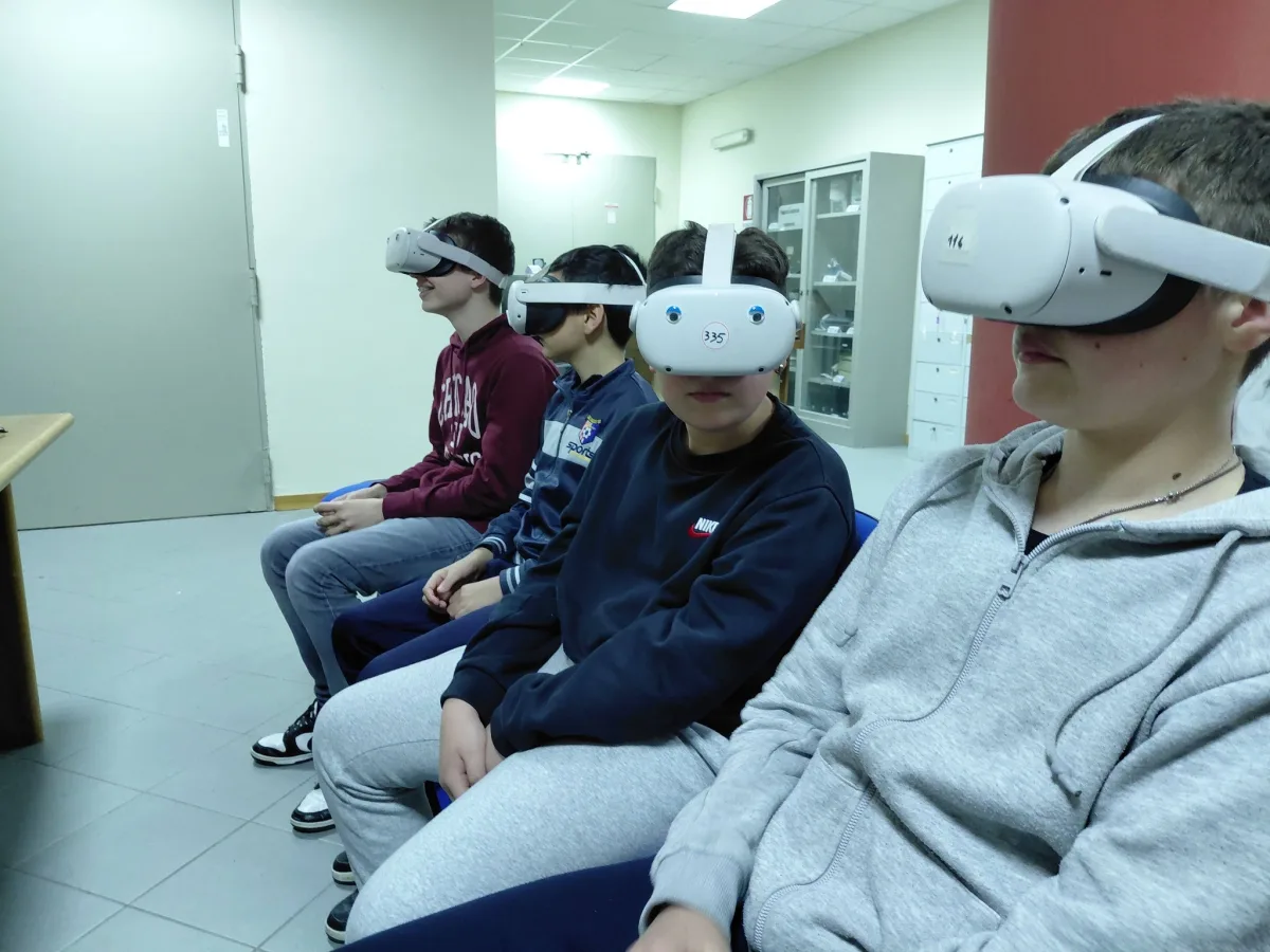 Studenti di Ciminna indossano i visori Meta Quest 2 per il percorso sul sangue