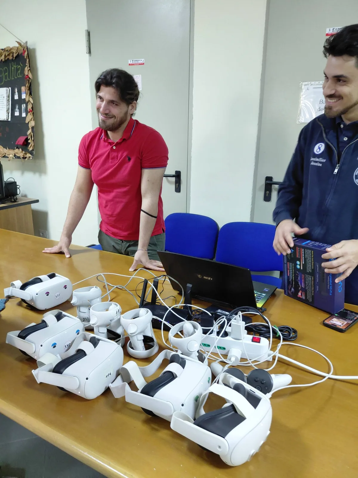 Il Mago Max prepara i visori Meta Quest 2 per il percorso VR immersi nel dono ad AVIS Ciminna