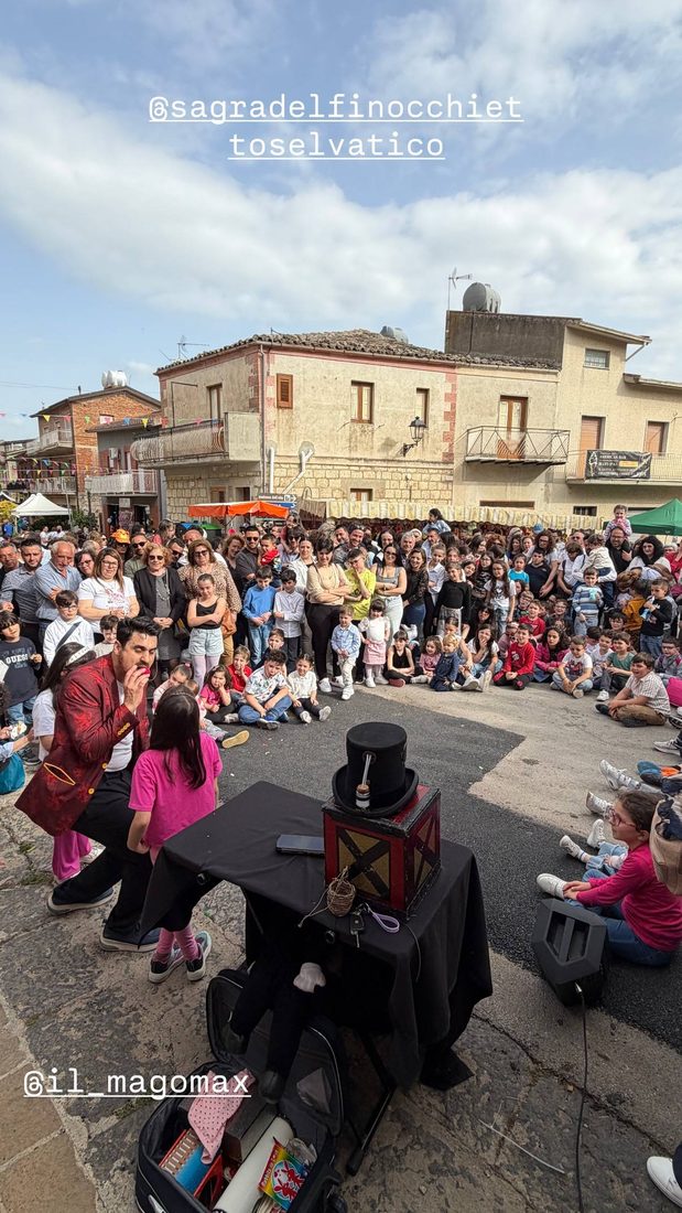 Il Mago Max durante lo spettacolo di magia per famiglie alla Sagra del Finocchietto di Blufi