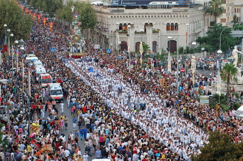 La Vara di Messina con i tiratori e gli astanti durante la processione del 15 agosto