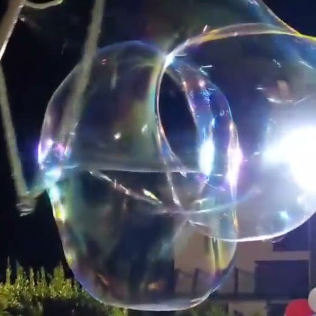 Bolla di sapone gigante in giardino durante una festa