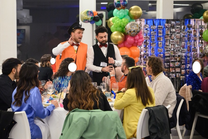 Gag dei Camerieri Pazzi al tavolo