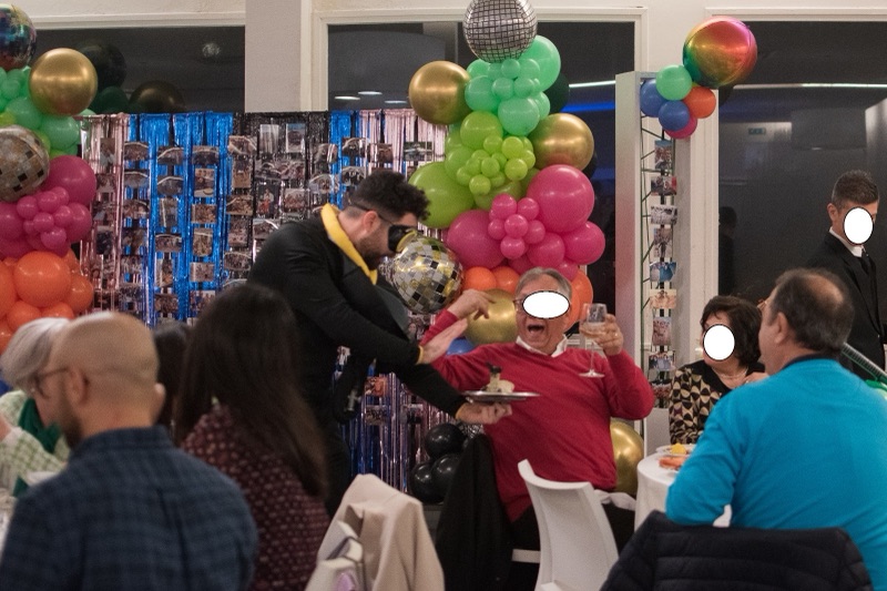 Camerieri Pazzi interagiscono con gli ospiti