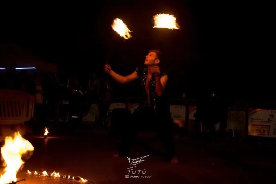 Vitae: giocoleria di fuoco notturna dello spettacolo di Clown Zazu