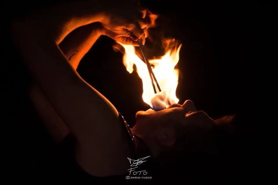 Fiamma dello spettacolo di fuoco Vitae al buio