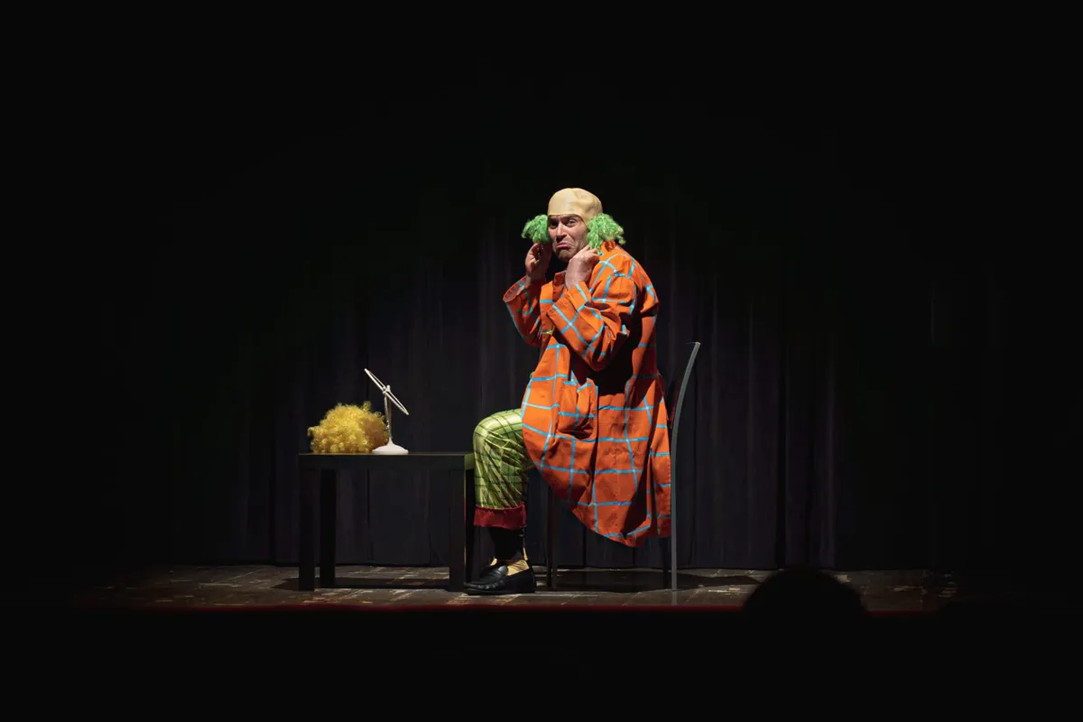 L'Inventore di Storie: spettacolo teatrale di narrazione per bambini sul palco