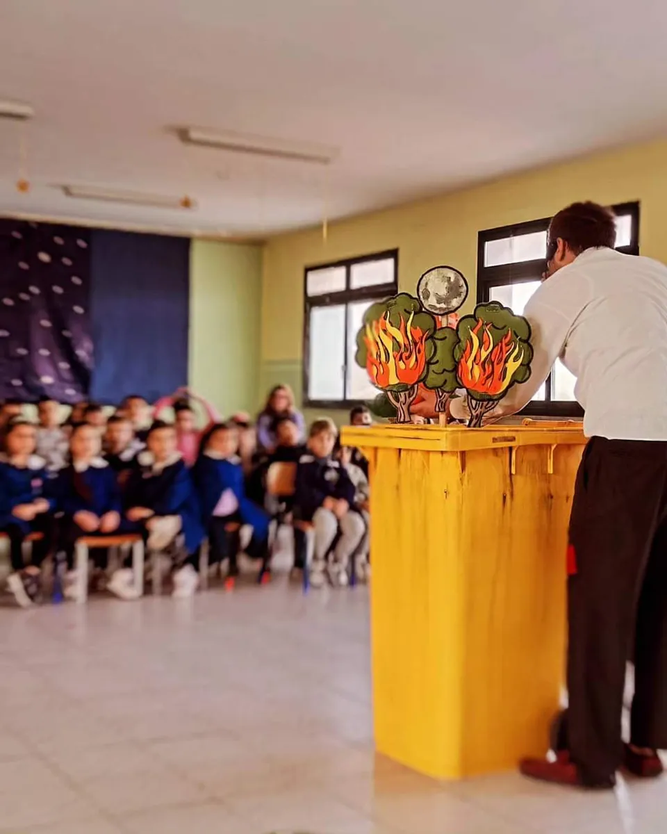 Spettacolo L'Inventore di Storie davanti ai bambini di una scuola