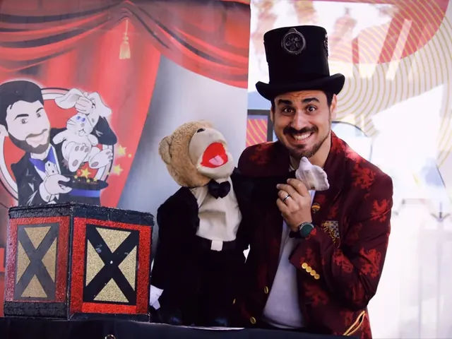 Il Mago Max con Tano sul palco di un evento all'aperto