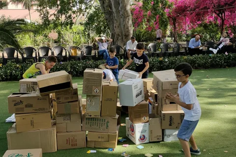 Bambini costruiscono blocchi di cartone in stile Minecraft all'aperto