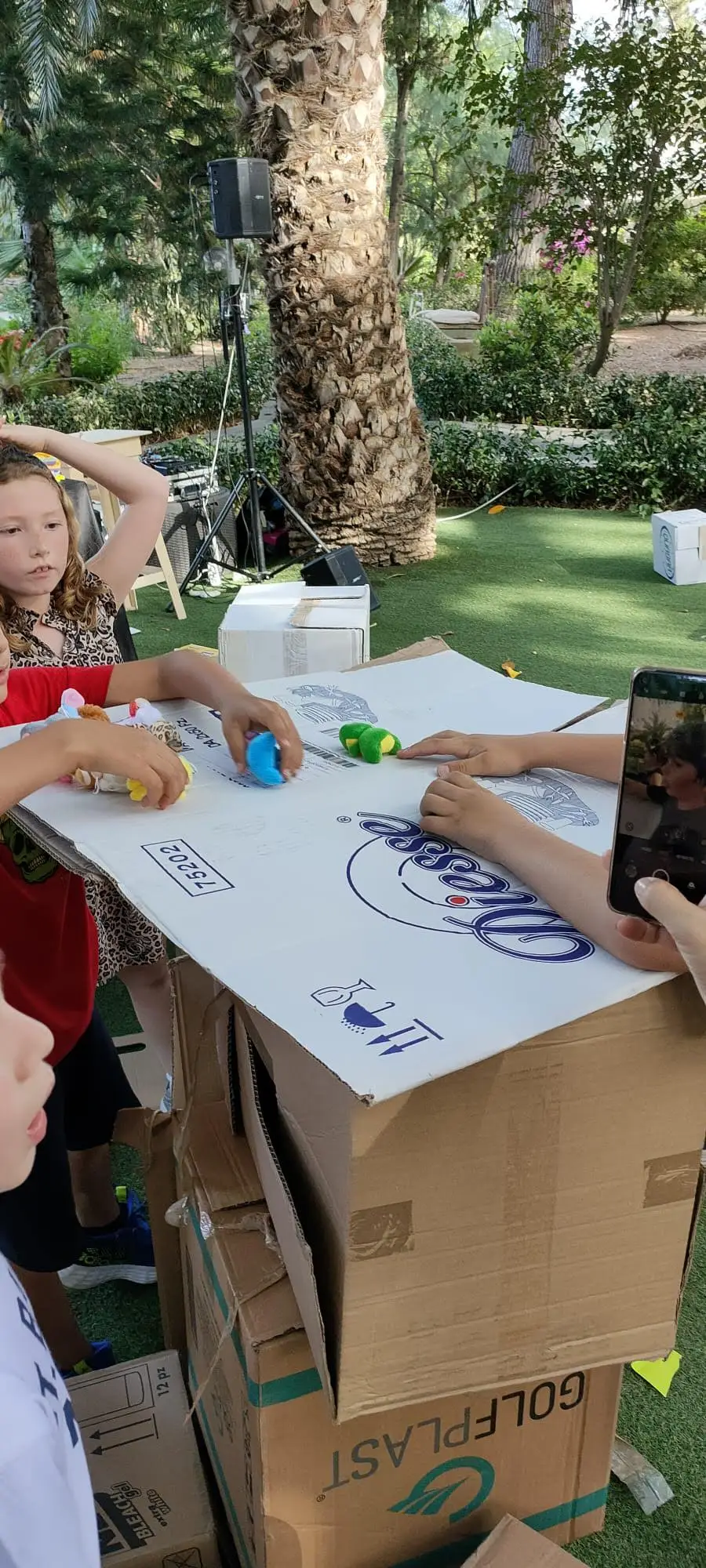 Bambini felici alla festa Minecraft di compleanno