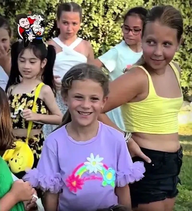Bambini sorridenti durante una festa di animazione del Mago Max in giardino