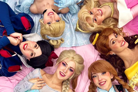 Sei principesse Disney sdraiate in cerchio - Elsa, Anna, Belle, Cenerentola, Aurora, Pocahontas