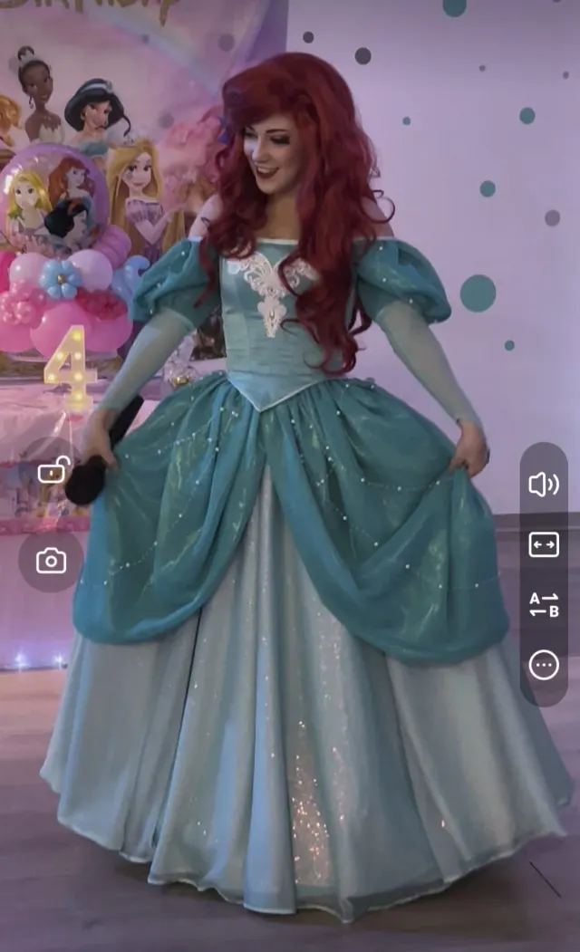 Animatrice del team Mago Max in costume da principessa a una festa di bambine a Palermo