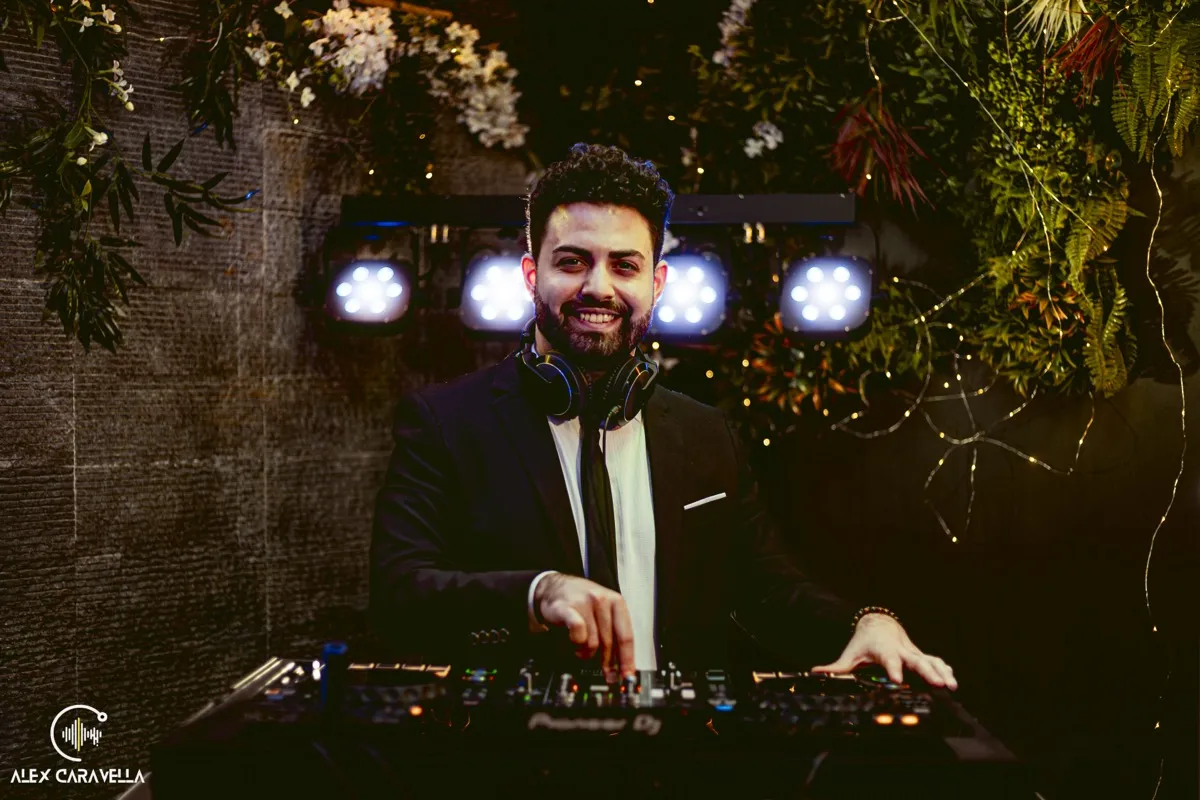 Alex Caravella DJ set elegante