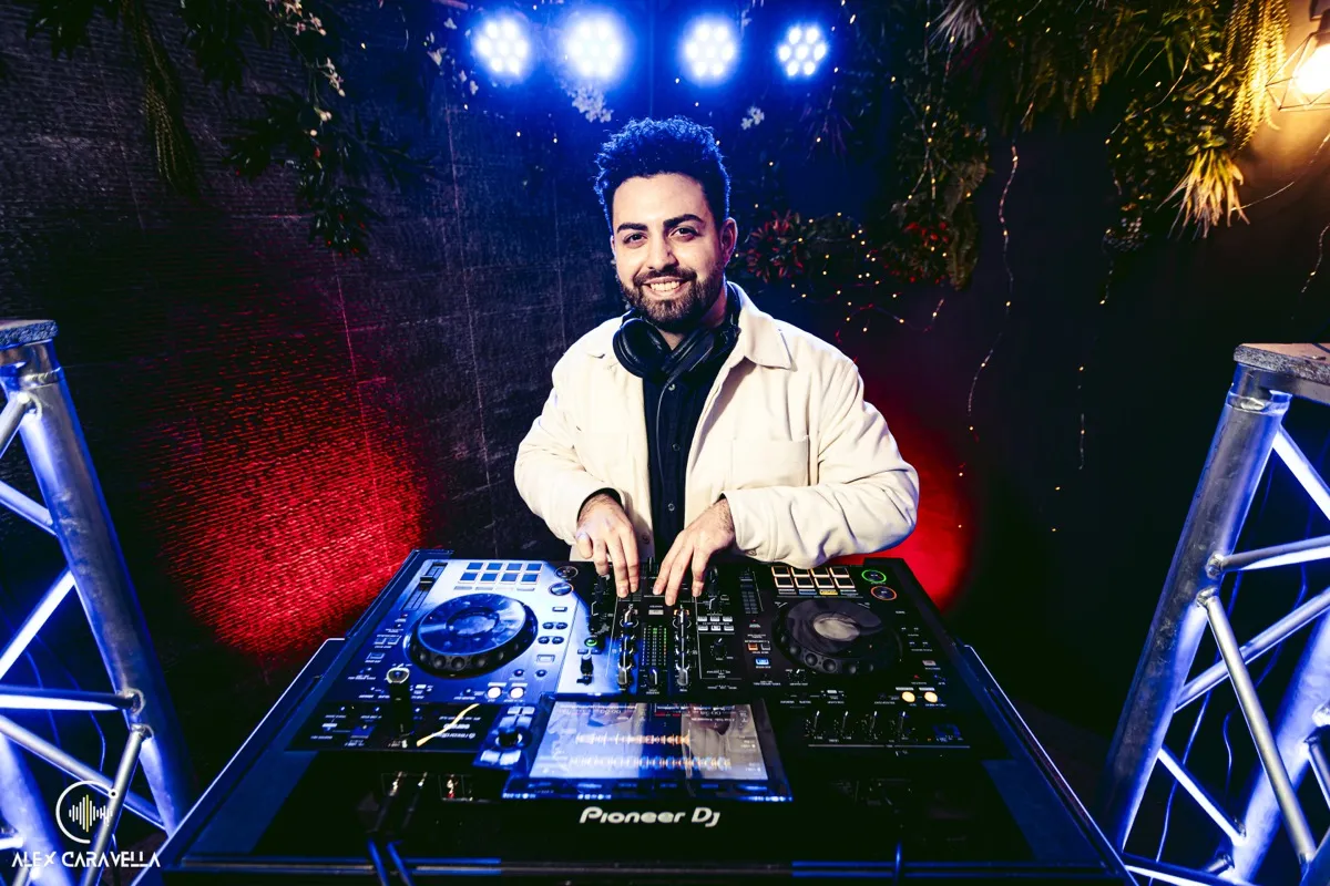 DJ sorridente alla consolle Pioneer