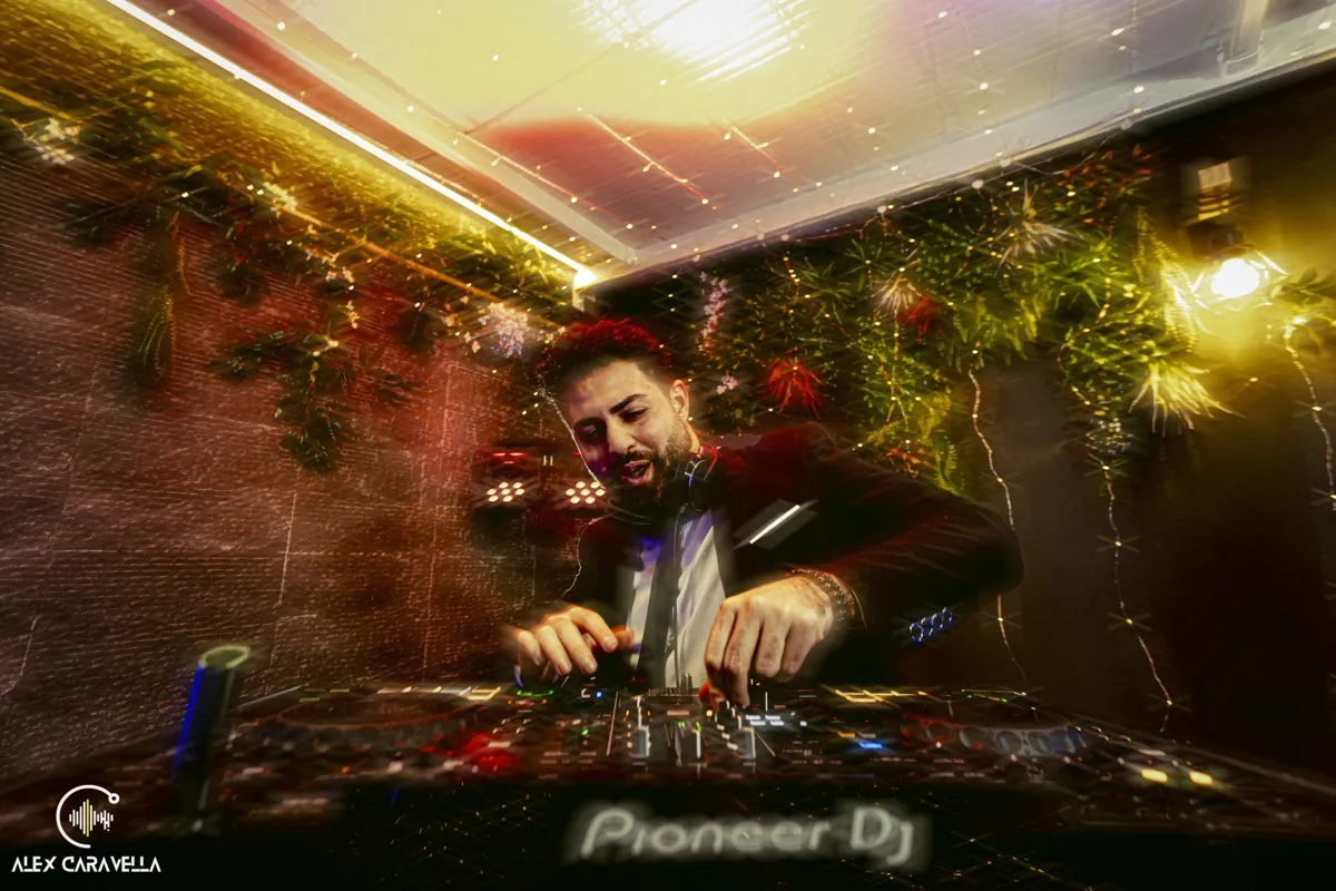 DJ set dinamico con effetti luce