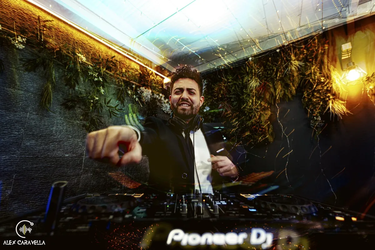 DJ che interagisce col pubblico