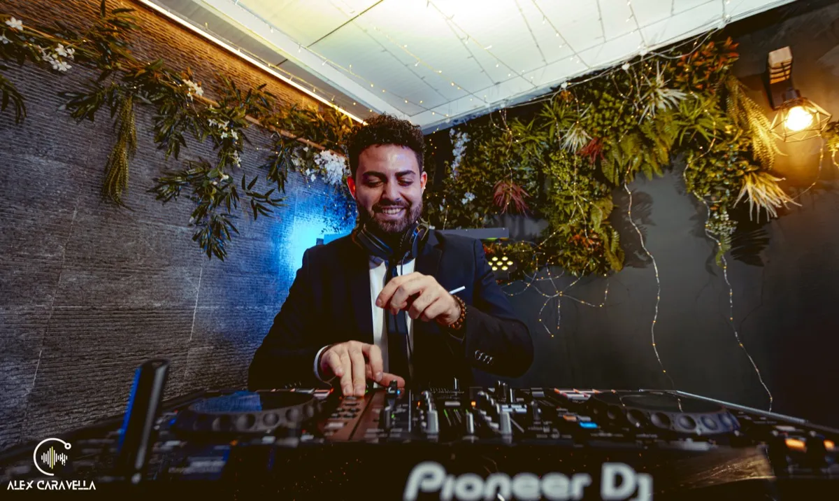 Alex Caravella DJ elegante