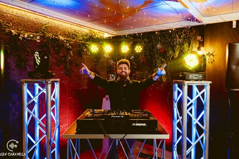 DJ professionale con luci e mixer a una festa a Palermo