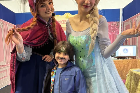 Animatrici Anna ed Elsa Frozen con bambino a festa di compleanno