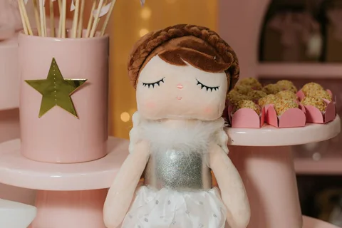 Bambola LOL Surprise stile con vestito argento glitter e scenografia rosa pastello
