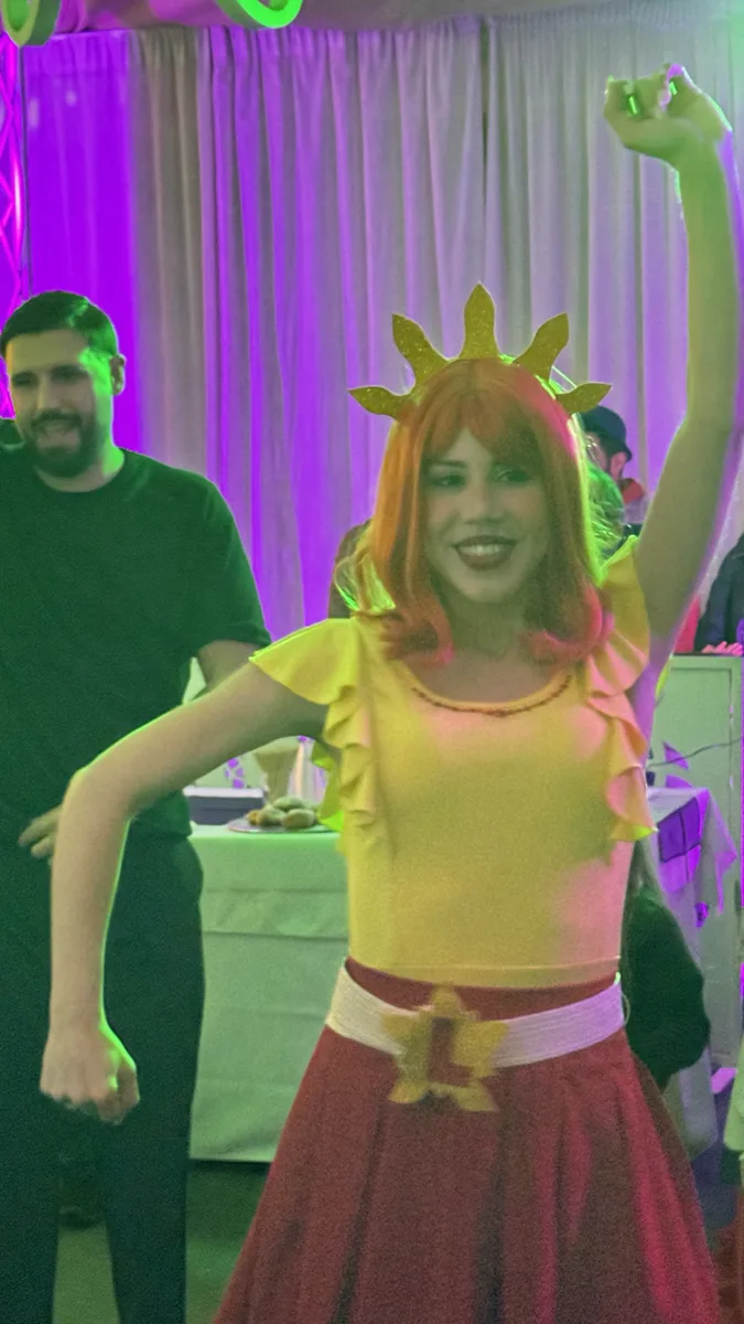 Lucilla in costume completo a una festa