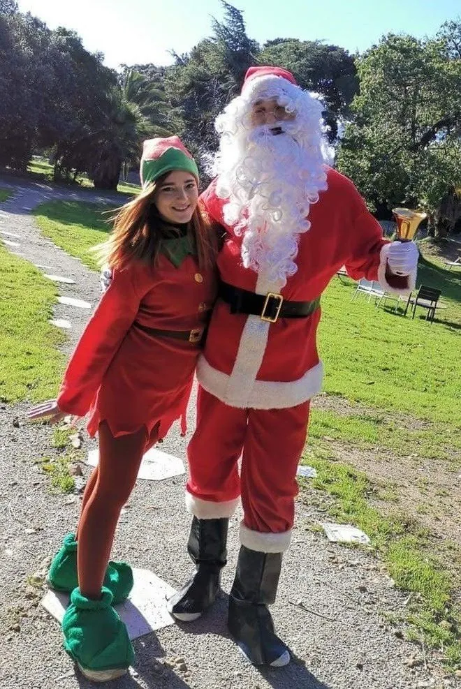 Babbo Natale e un elfo animatore del Mago Max all'aperto