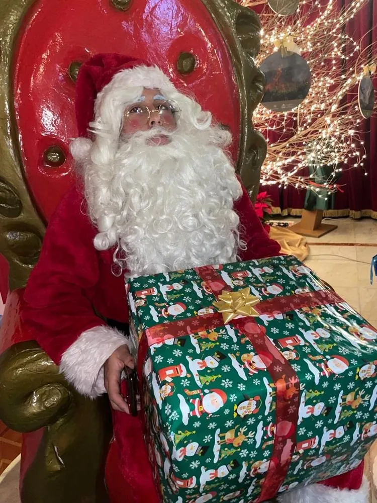 Babbo Natale con un grande pacco regalo