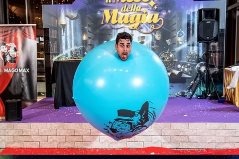 Mago Max con la testa dentro un pallone gigante azzurro - show comico