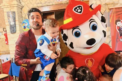 Mago Max con bambino in braccio e mascotte Paw Patrol Marshall