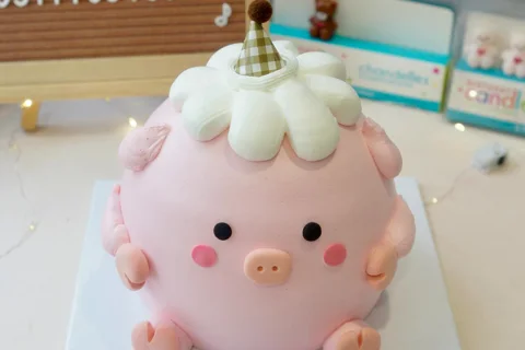Torta di compleanno tema maialino rosa pastello con cappellino