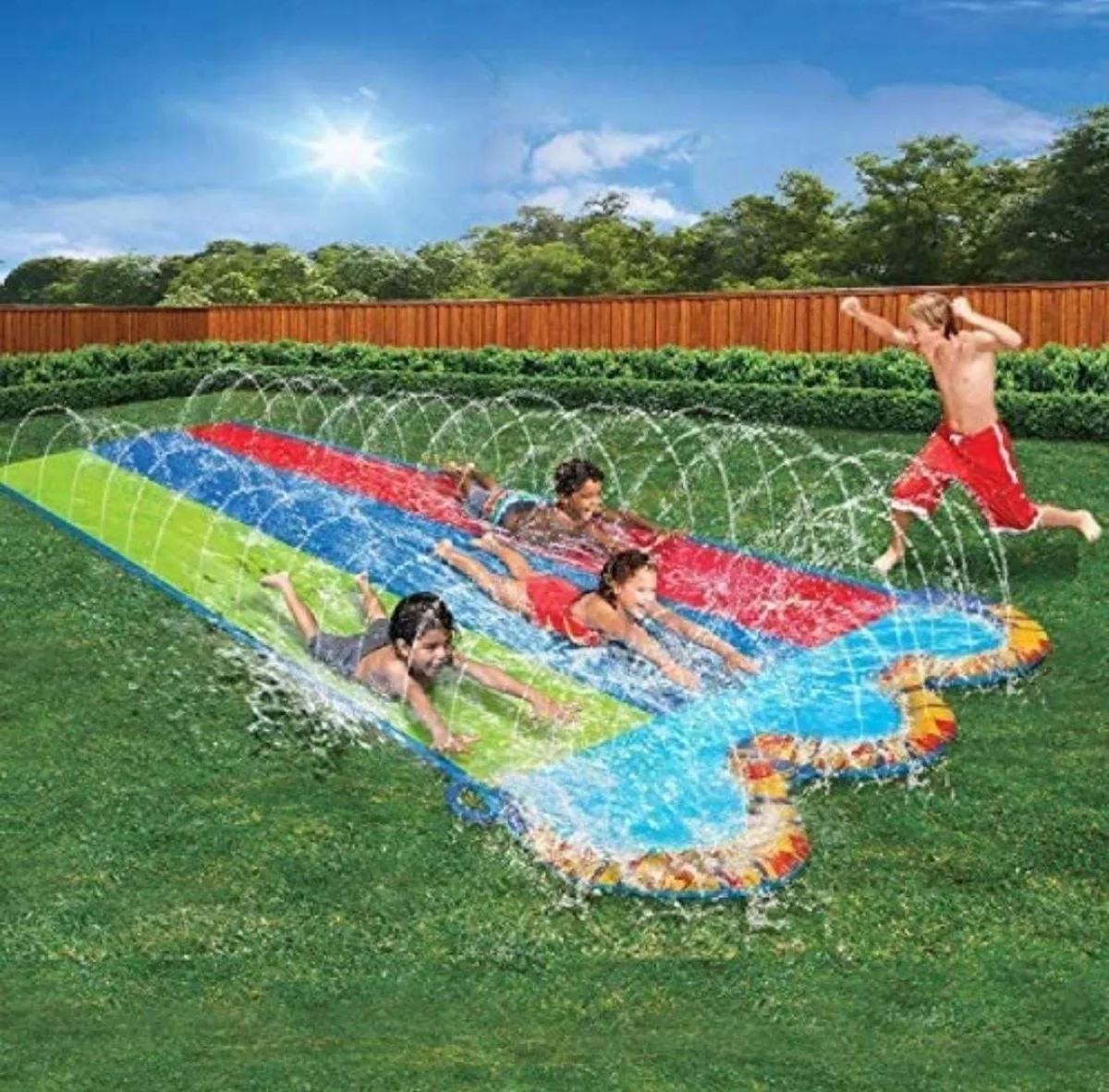 Scivolo lungo con getti d'acqua nel giardino