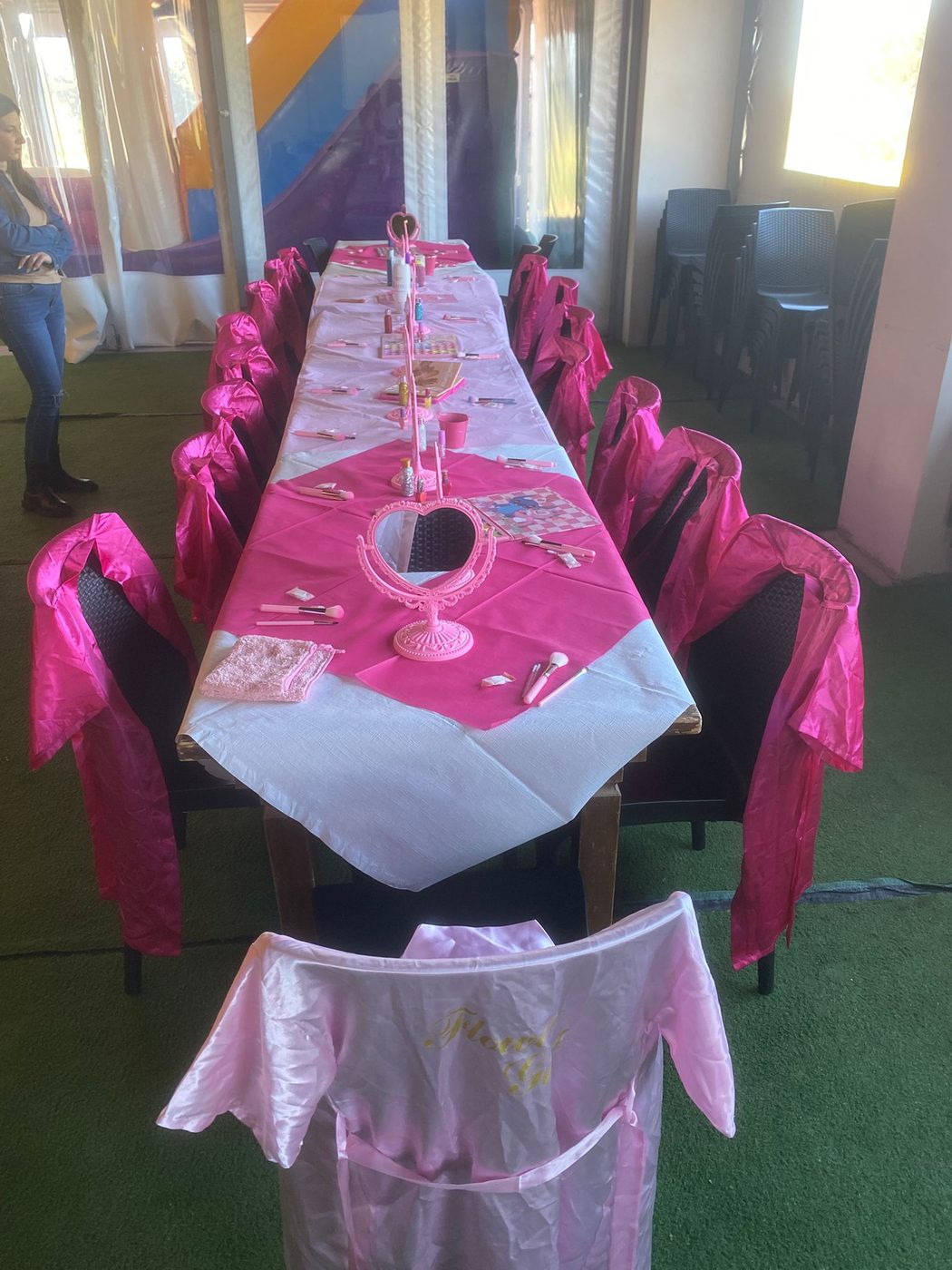 Allestimento tavolata festa SPA bambine con drappi fucsia sulle sedie e tovaglia rosa