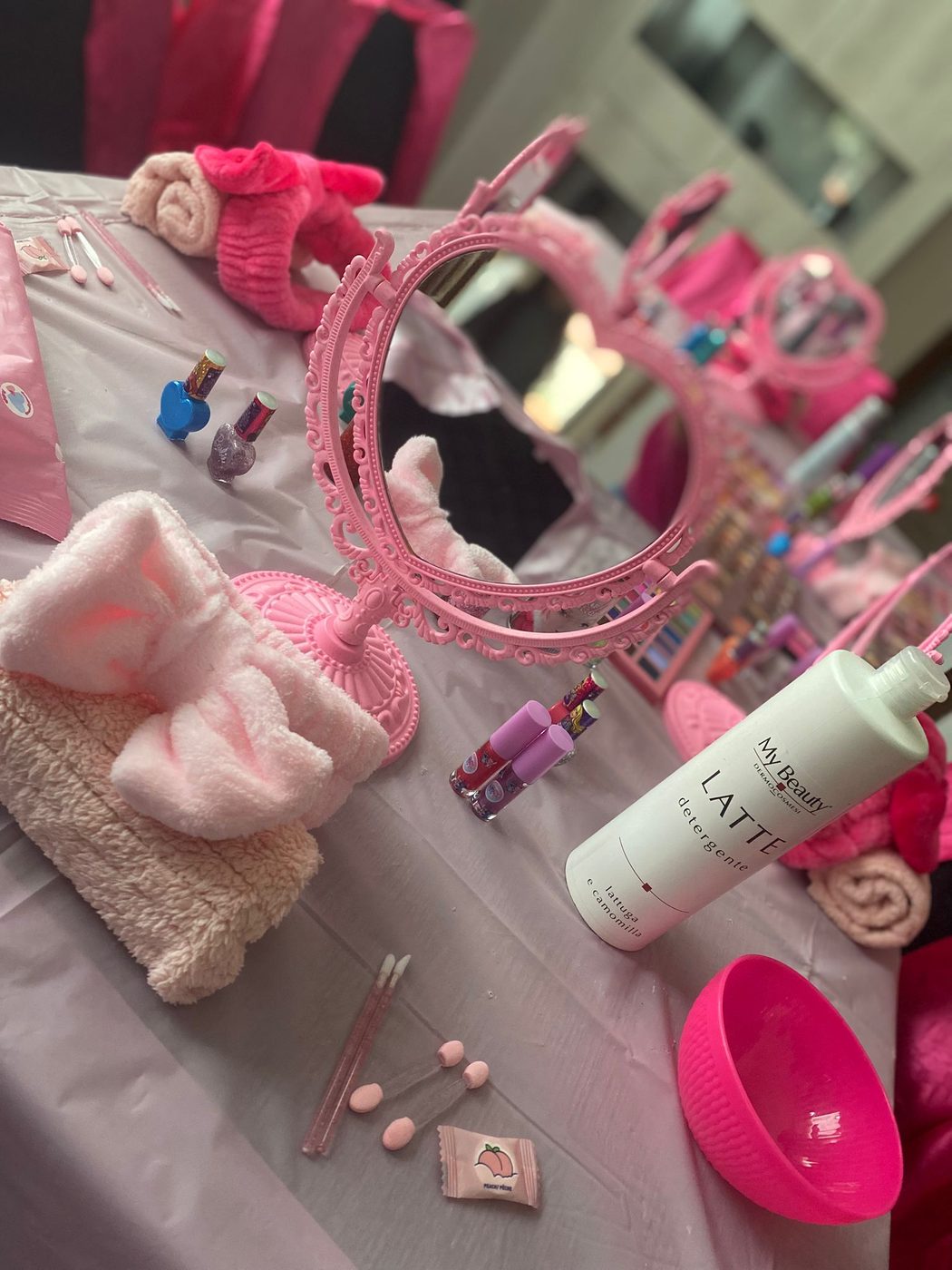 Specchio cuore rosa con accappatoio e prodotto skincare My Beauty Latte detergente per la festa SPA bambine