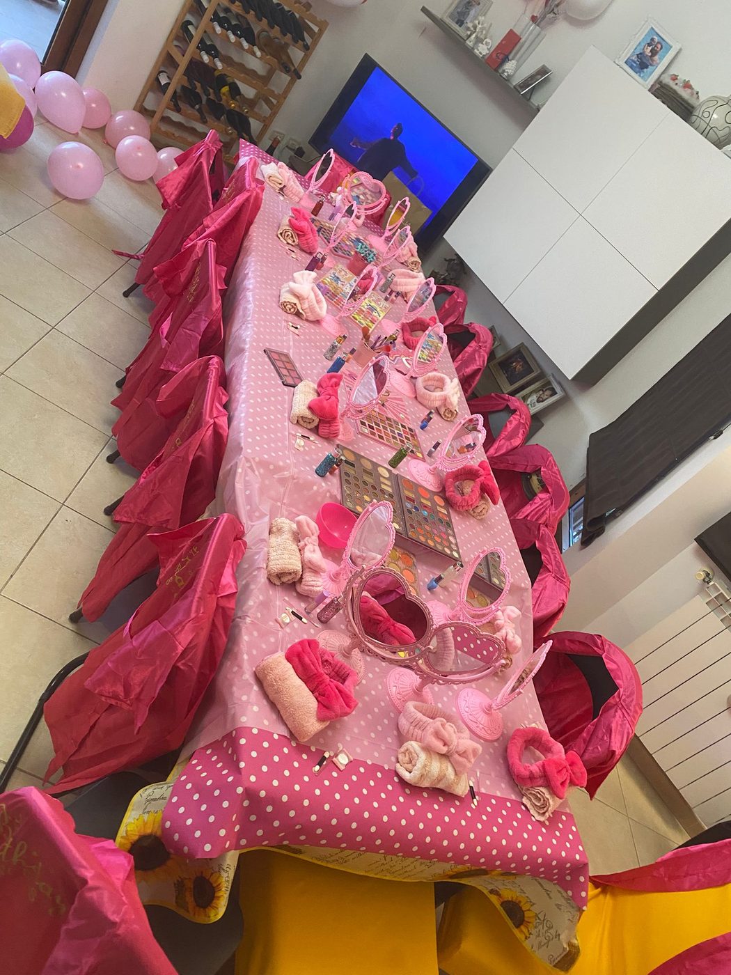 Tavolata Beauty Spa Party in casa con palette make-up e fasce rosa