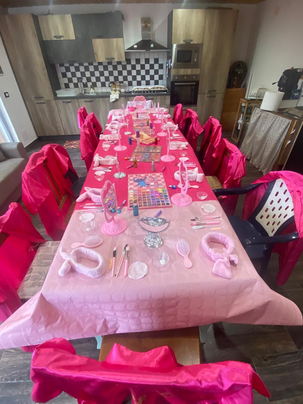 Tavolata festa Beauty Spa Party con balloon rosa e bianchi, kit completi per ogni bambina