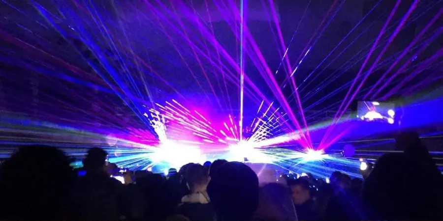 Ospiti di un matrimonio sotto le luci laser della festa