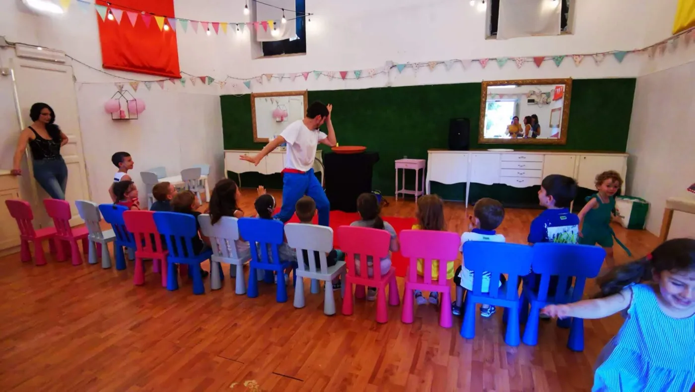 Una sala con le sedie colorate pronta per i bambini