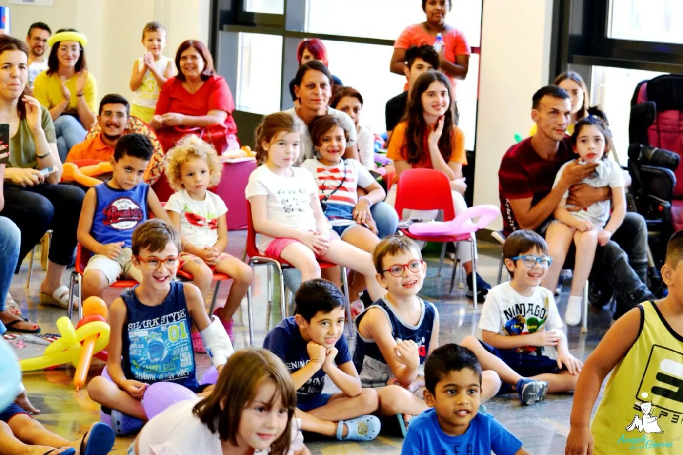 Genitori e bambini seduti insieme che ridono durante lo spettacolo