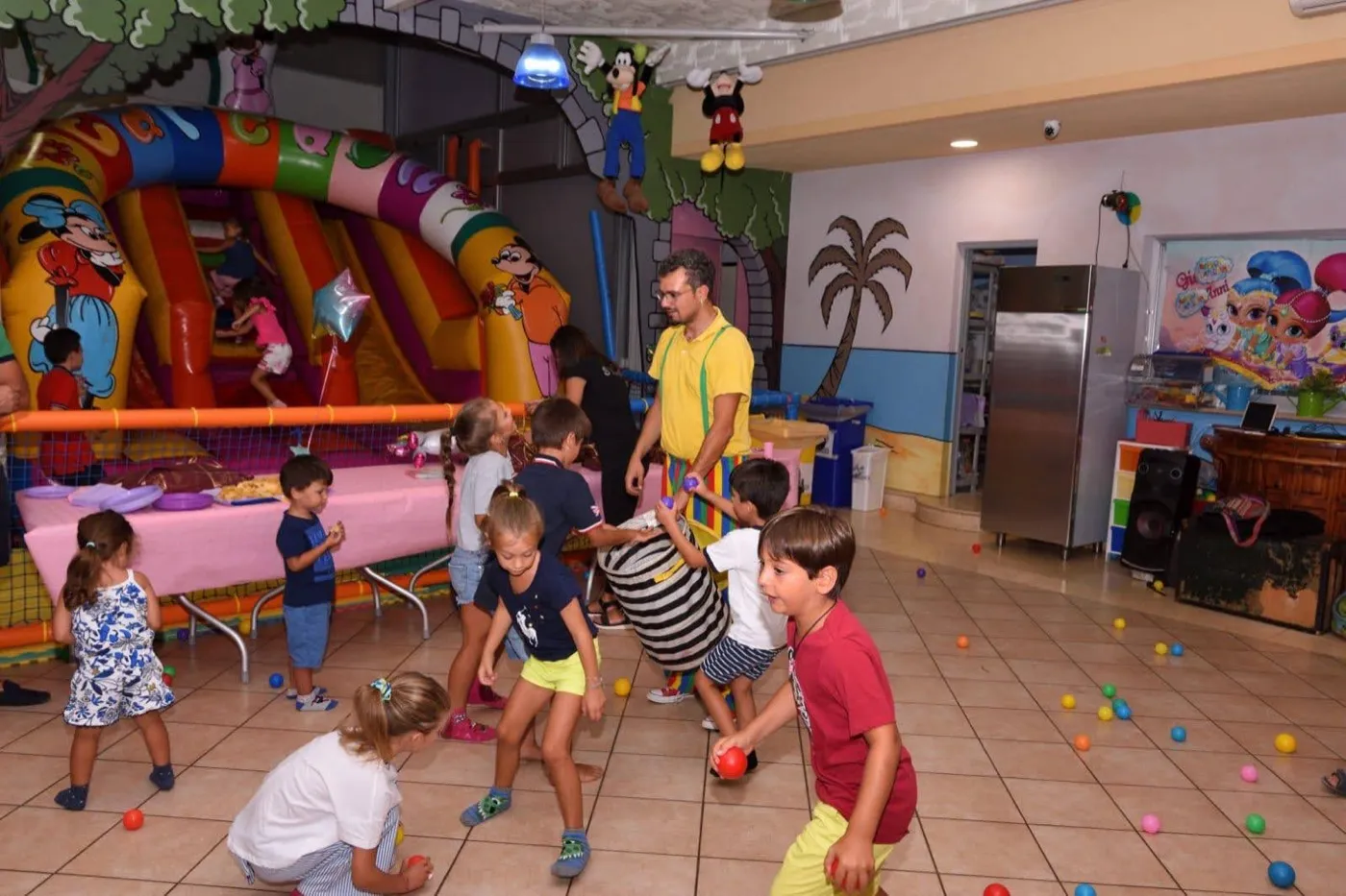 Giochi a squadre con le palline colorate per rompere il ghiaccio tra compagni
