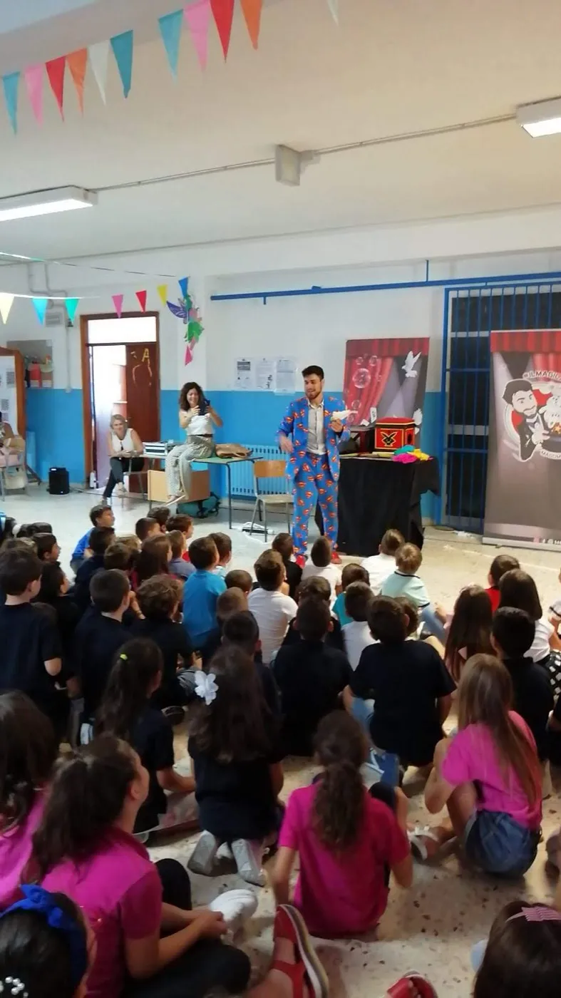 Spettacolo di magia davanti alle classi di una scuola primaria di Palermo
