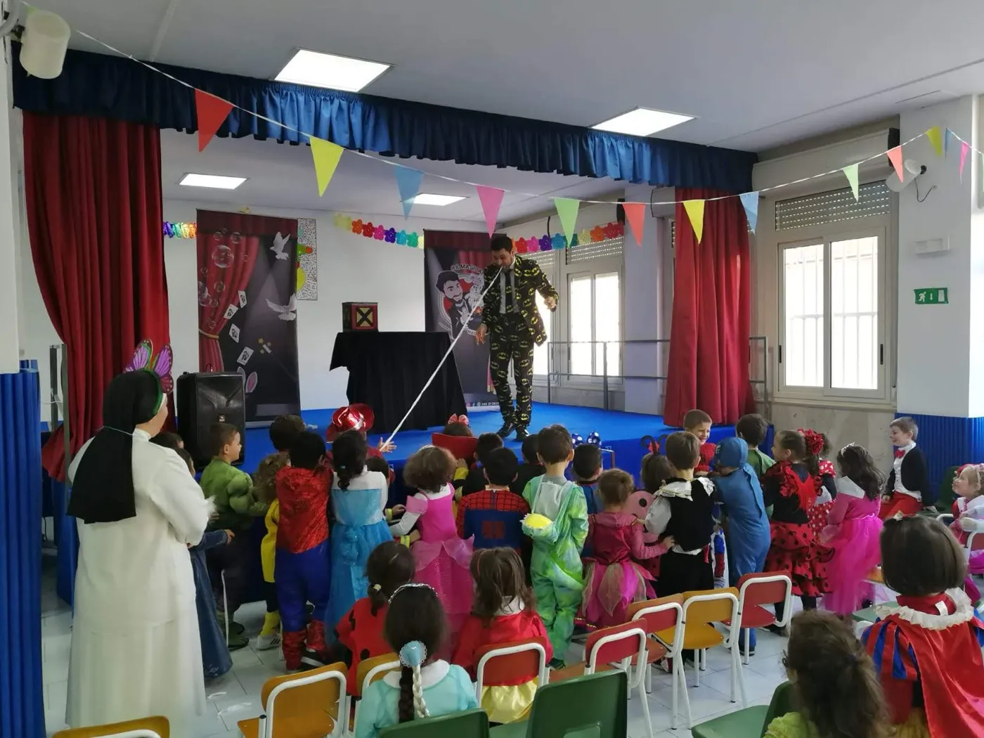 Spettacolo di magia nel salone di una scuola paritaria con le maestre