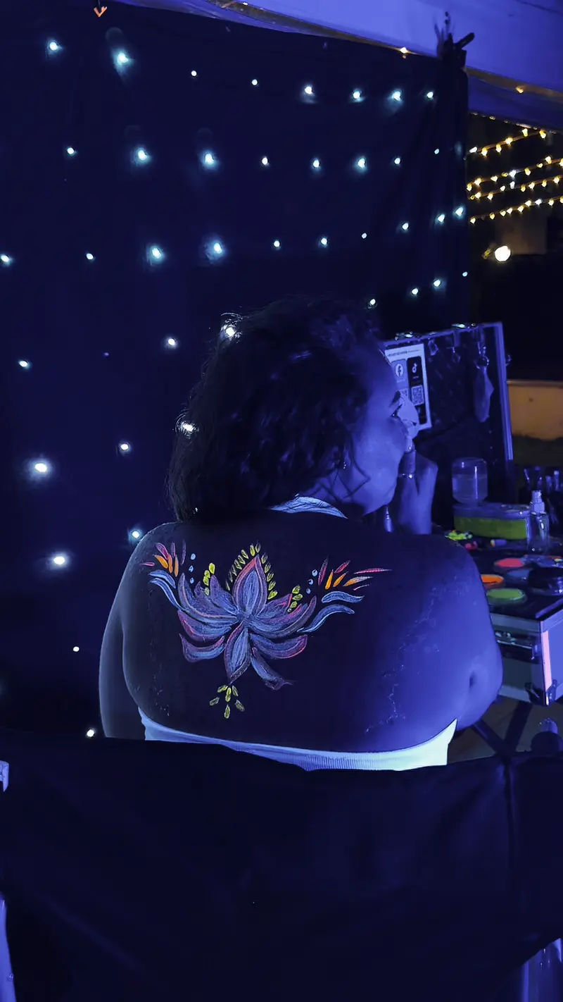 Festa fluo serale con invitati e luci ultraviolette