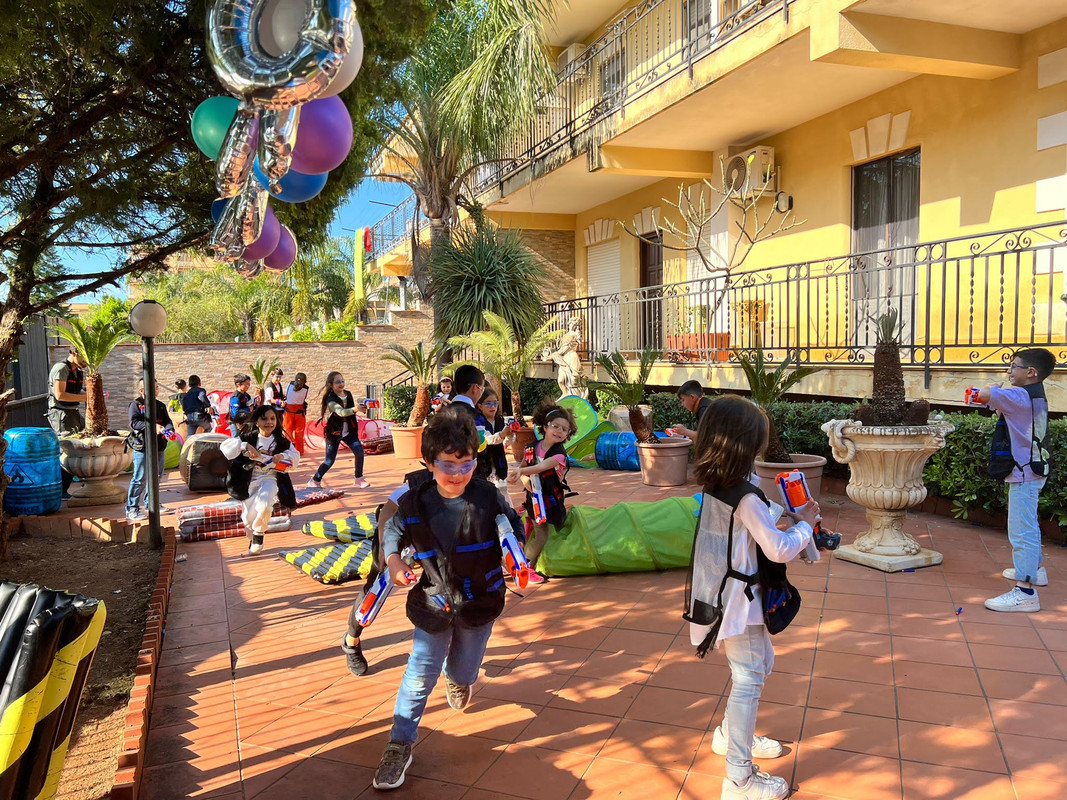 Bambini con blaster Nerf